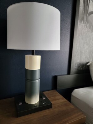 Hypo-allergenic bedding, in-room safe, desk, blackout drapes - Super 8 by Wyndham Perham (Perham)