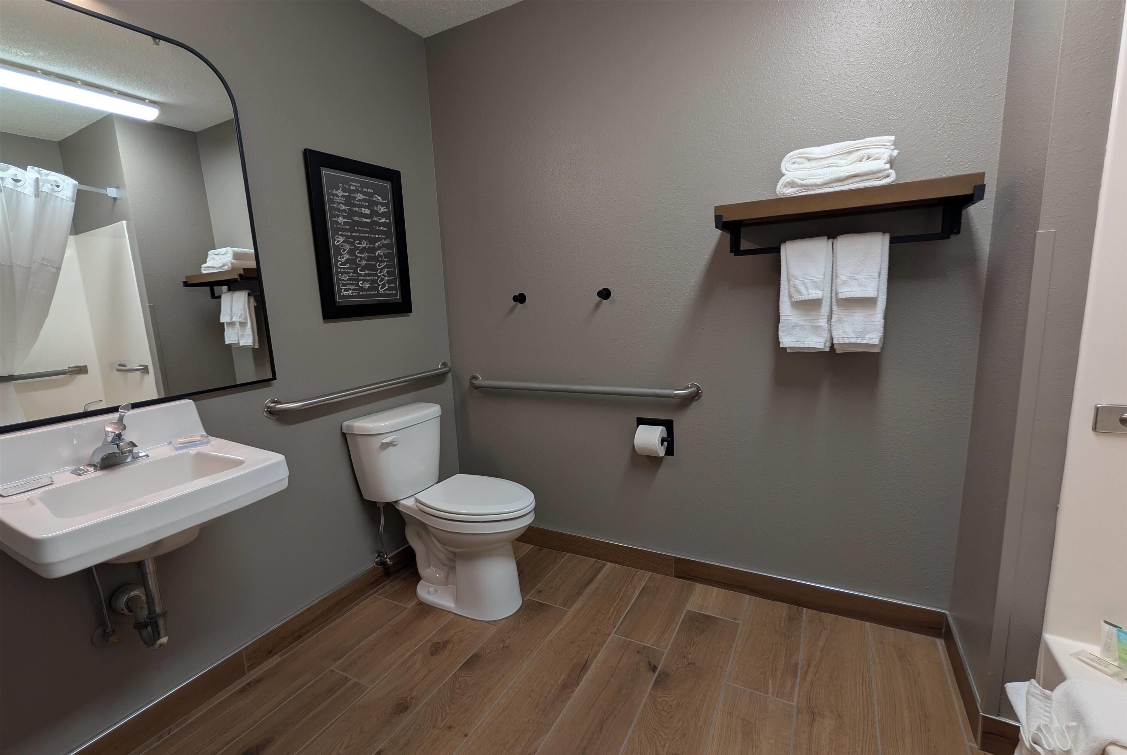 Kamer, 1 kingsize bed, niet-roken (Bathtub w/ Grab Bars) | Badkamer | Een bad/douchecombinatie, een haardroger, handdoeken