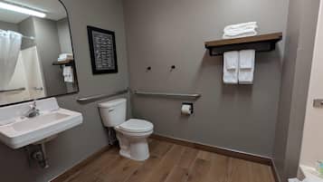 Kamer, 1 kingsize bed, niet-roken (Bathtub w/ Grab Bars) | Badkamer | Een bad/douchecombinatie, een haardroger, handdoeken