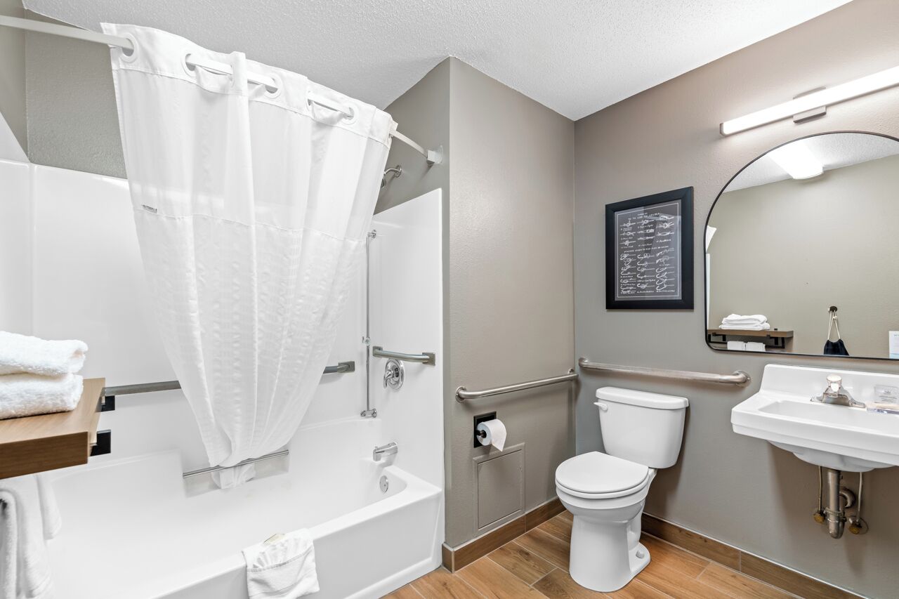 Chambre, 1 très grand lit, non-fumeurs (Bathtub w/ Grab Bars) | Salle de bain | Ensemble douche/baignoire, sèche-cheveux, serviettes fournies, savon