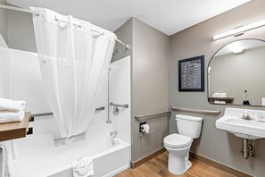 Bañera con ducha, secador de pelo, toallas, jabón