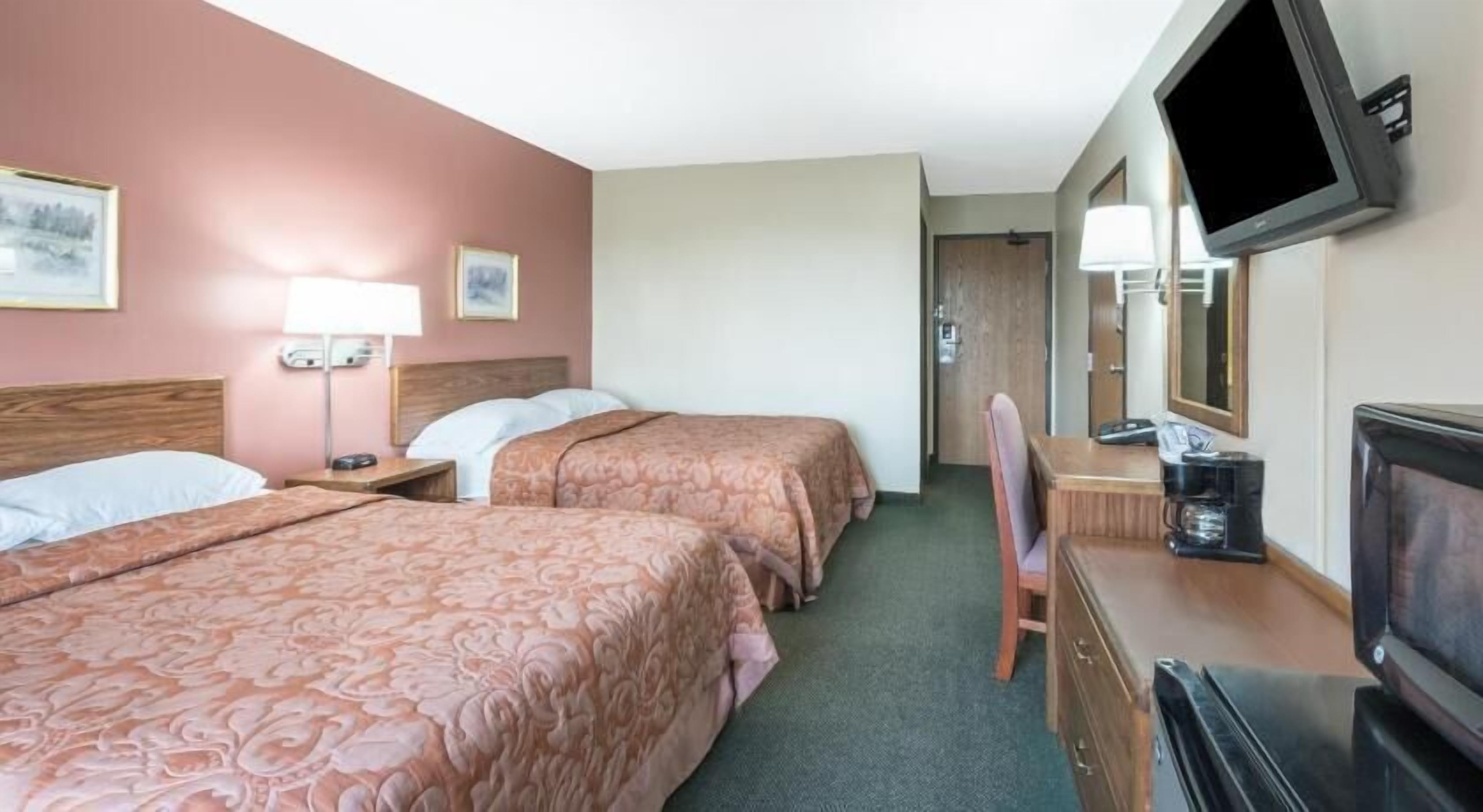 Hypo-allergenic bedding, in-room safe, desk, blackout curtains