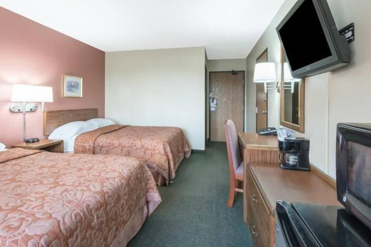 Hypo-allergenic bedding, in-room safe, desk, blackout curtains
