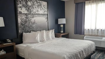 Camera, 1 letto king, non fumatori (Bathtub w/ Grab Bars) | Biancheria da letto ipoallergenica, una cassaforte in camera