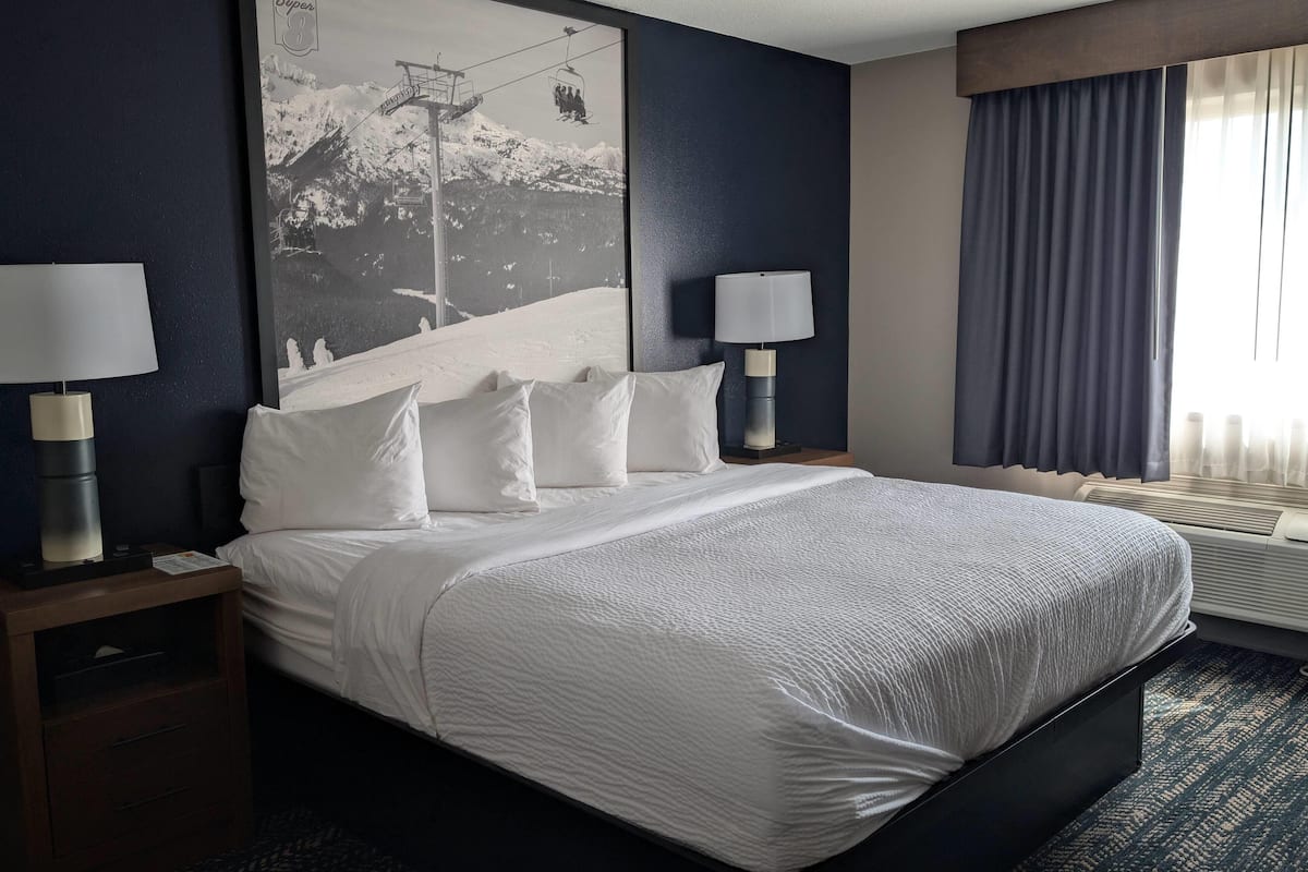 Hypo-allergenic bedding, in-room safe, desk, blackout drapes