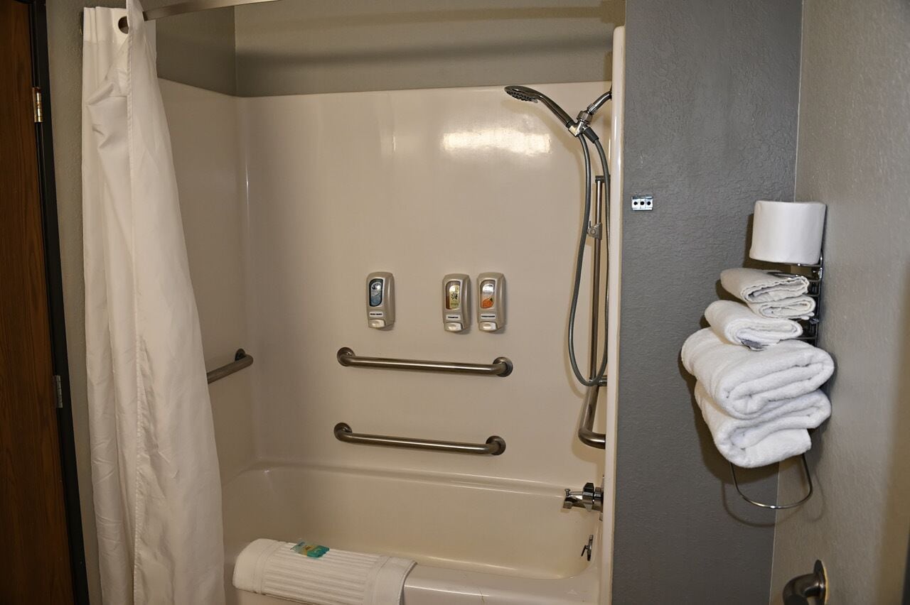 Bañera con ducha, toallas