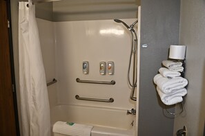 Combined shower/tub, towels - Rodeway Inn Hibbing (Hibbing)
