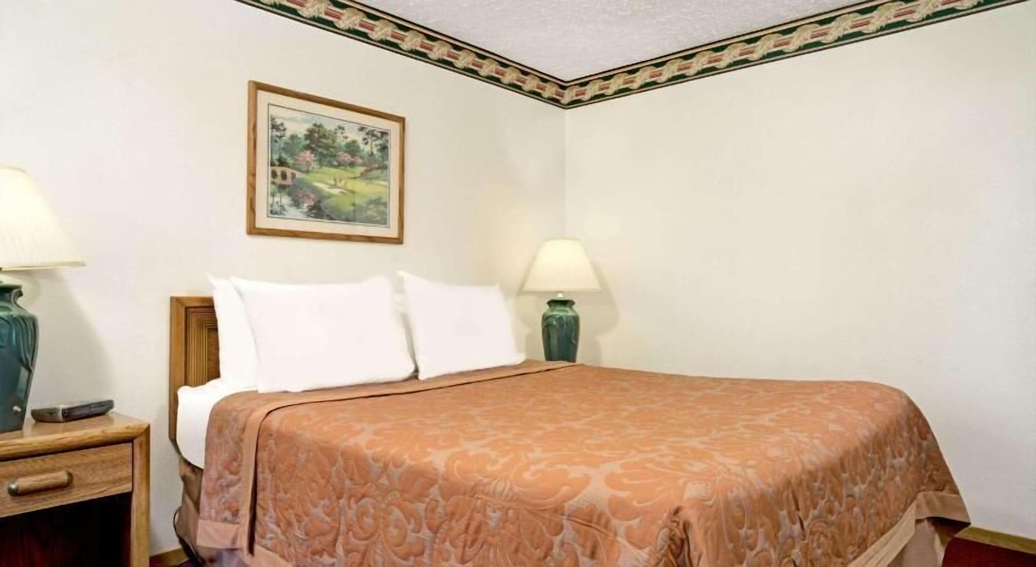 Escritorio, cortinas opacas, wifi gratis y ropa de cama
