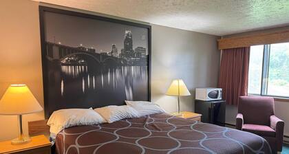 Super 8 by Wyndham Chaska