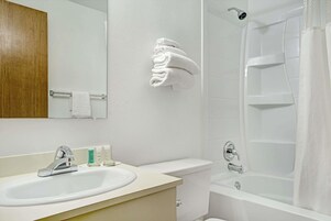 Bañera con ducha, artículos de tocador gratuitos, secador de pelo
