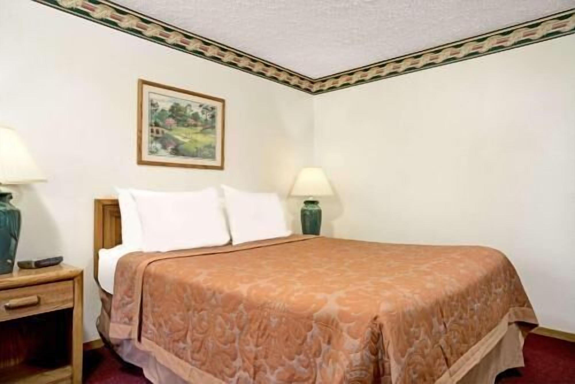 Escritorio, cortinas opacas, wifi gratis y ropa de cama