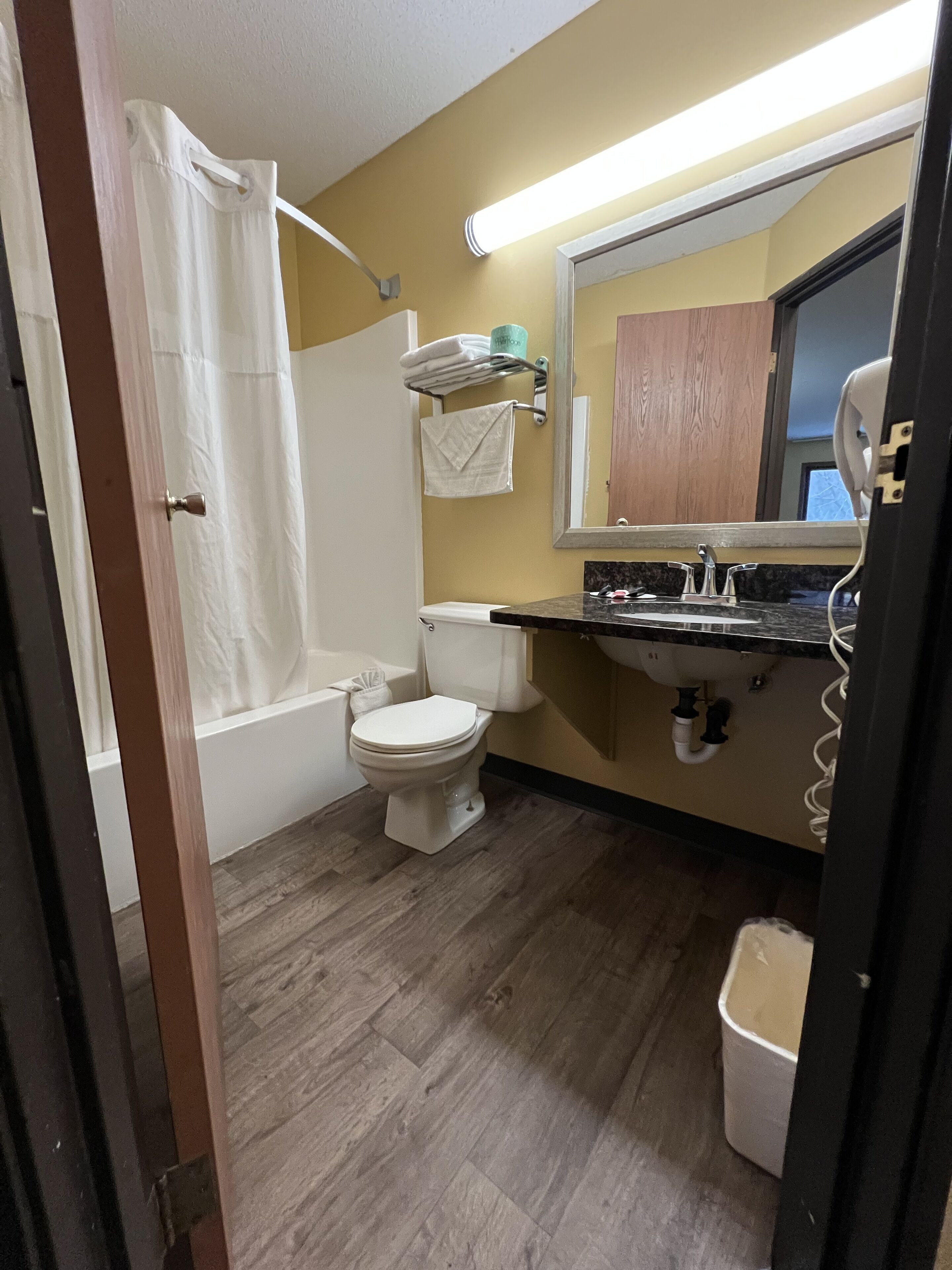 Chambre Standard, 2 grands lits | Salle de bain | Séchoir à cheveux, serviettes fournies