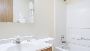 Room, 1 Queen Bed, Accessible | Bathroom