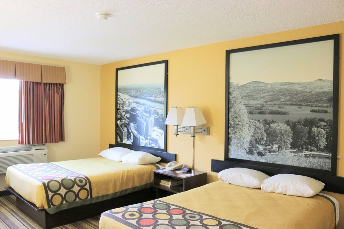 Camas con pillow-top, escritorio y espacio para trabajar con laptop
