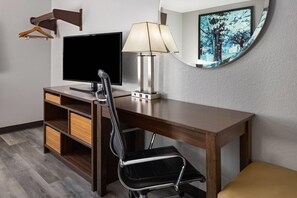 Standaard kamer, 2 tweepersoonsbedden, niet-roken | 1 slaapkamer, pillowtop-bedden, een bureau, een laptopwerkplek