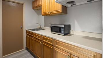 1-Bedroom Suite,1 King Bed and 1 Queen Sofa Bed, Non-Smoking | 1 多间卧室、加厚床垫、办公桌、笔记本电脑工作区