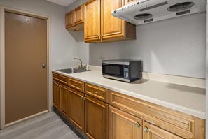 1-Bedroom Suite,1 King Bed and 1 Queen Sofa Bed, Non-Smoking | 1 slaapkamer, pillowtop-bedden, een bureau, een laptopwerkplek