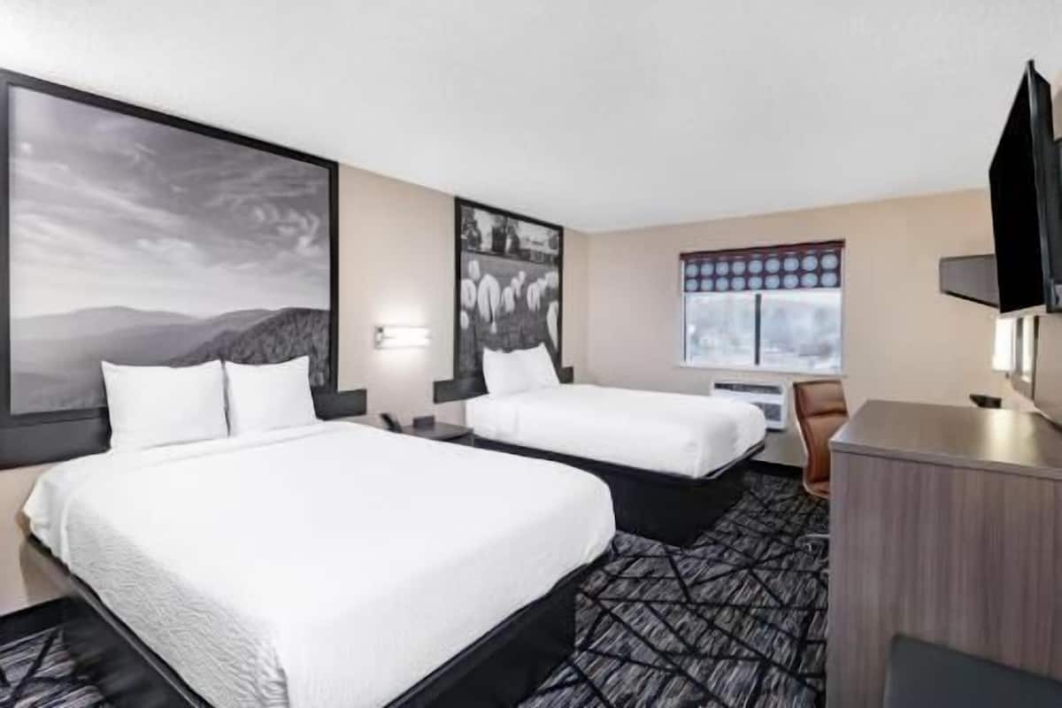 Escritorio, cortinas blackout, wifi gratis y ropa de cama