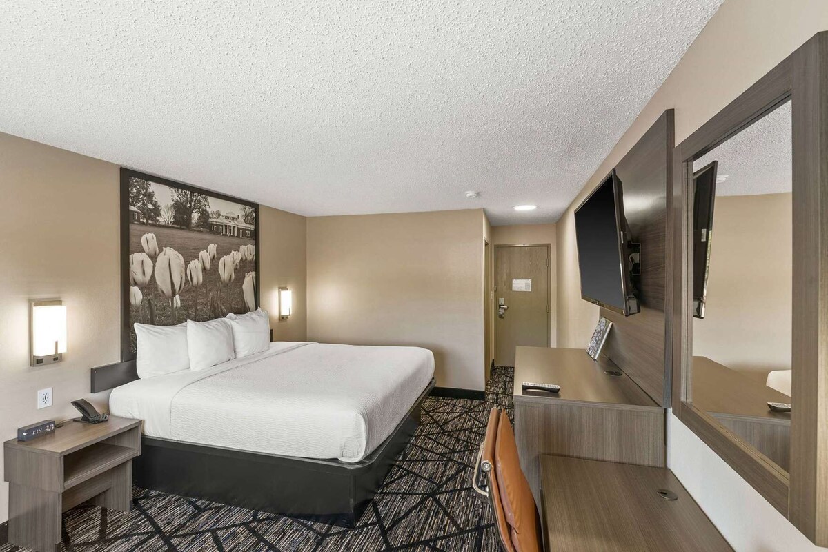 Desk, blackout drapes, WiFi (free), bed sheets