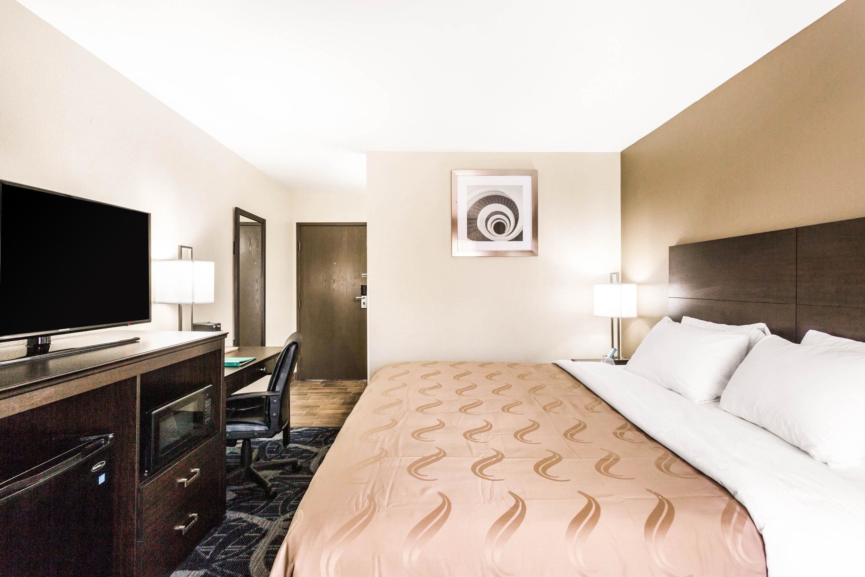 Standard Room, 1 Queen Bed, Non Smoking | Desk, iron/ironing board, cots/infant beds, free WiFi