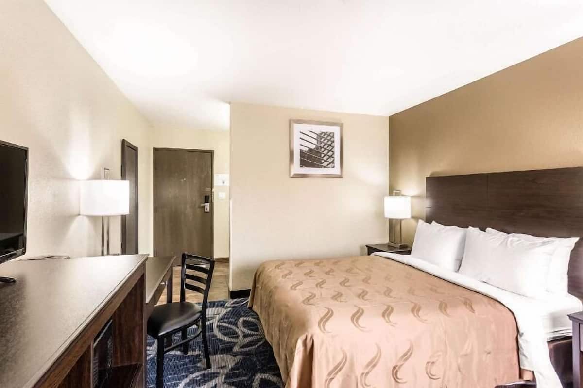 مكتب ومكواة/لوح كي وأسرّة أطفال/رضّع وواي فاي مجانًا