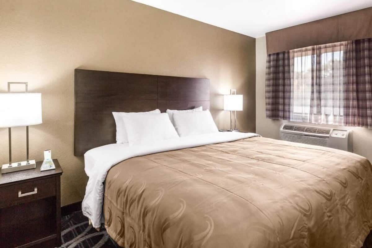 مكتب ومكواة/لوح كي وأسرّة أطفال/رضّع وواي فاي مجانًا