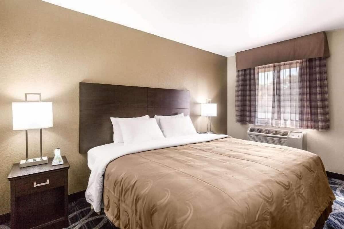 مكتب ومكواة/لوح كي وأسرّة أطفال/رضّع وواي فاي مجانًا