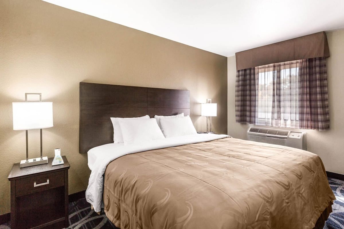 مكتب ومكواة/لوح كي وأسرّة أطفال/رضّع وواي فاي مجانًا