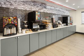 Ein Kaffee-Bereich mit mehreren Kaffeemaschinen, einer Speisekarte und verschiedenen Kaffeetassen und Behältern.
