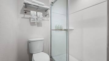 Combined shower/tub, hair dryer, towels