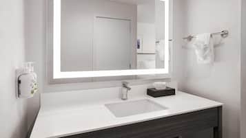 Combined shower/tub, hair dryer, towels