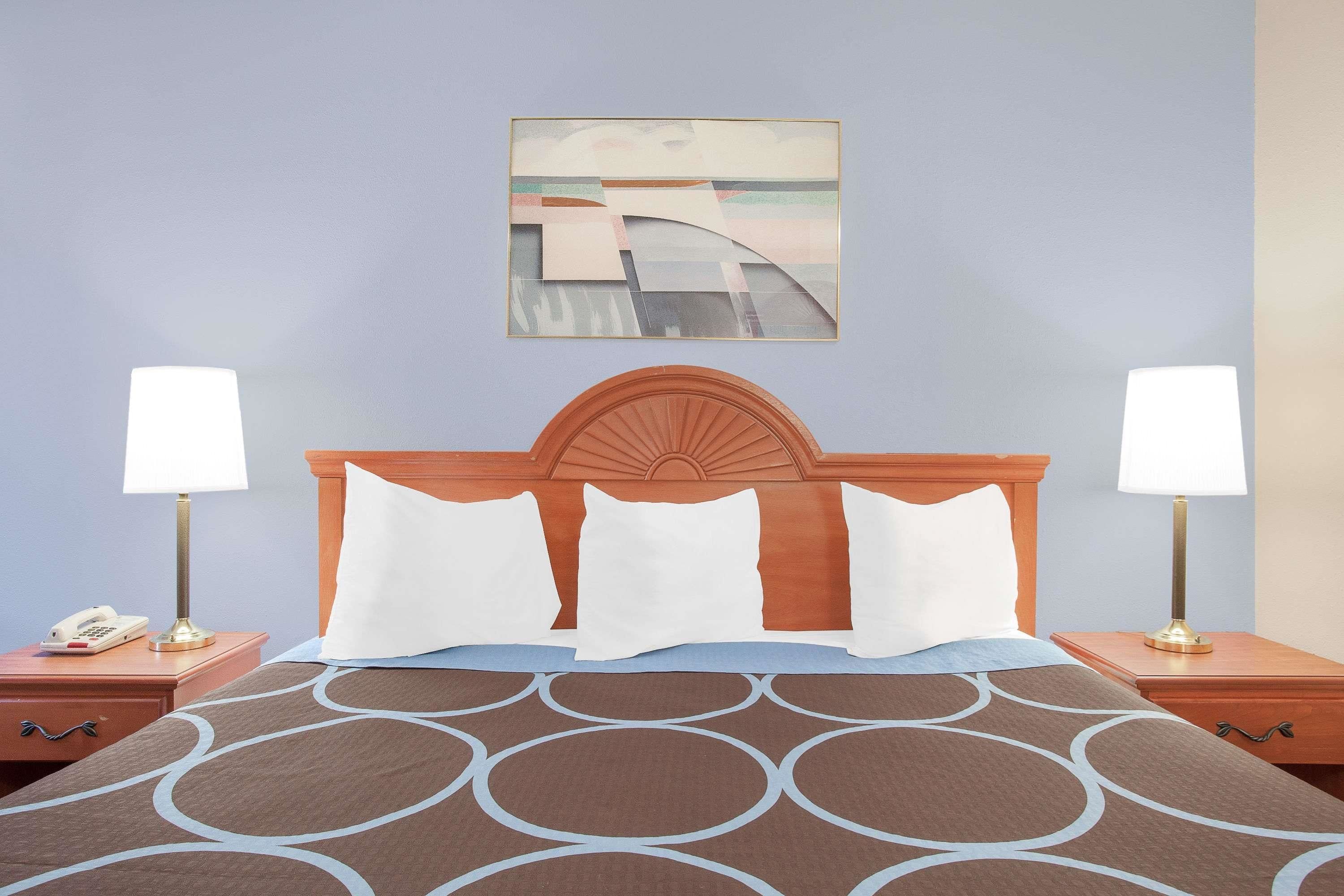 Standard Room, 1 King Bed | In-room safe, desk, laptop workspace, blackout drapes