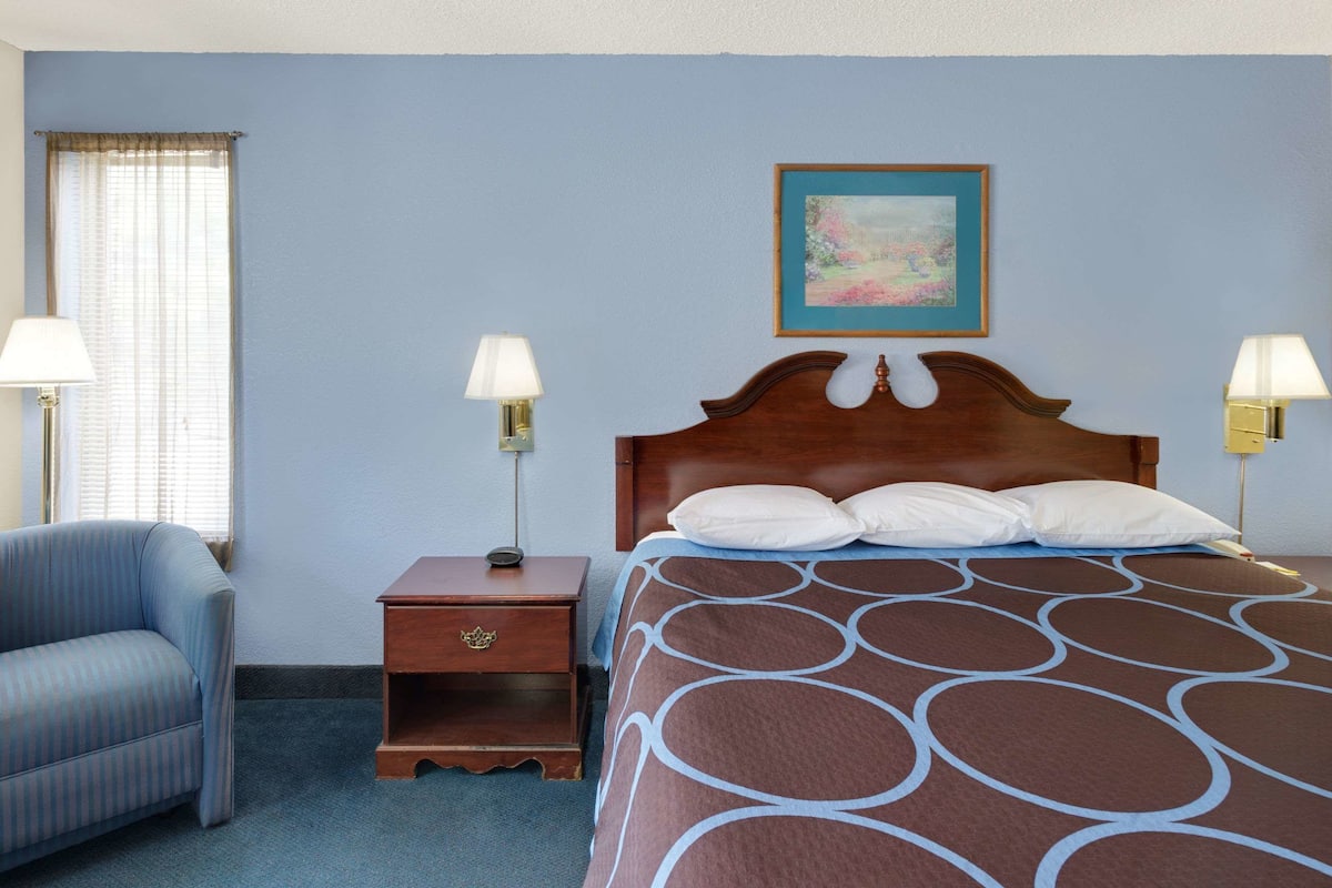 Habitación estándar, 1 cama King size | Escritorio, tabla de planchar con plancha y cunas gratuitas