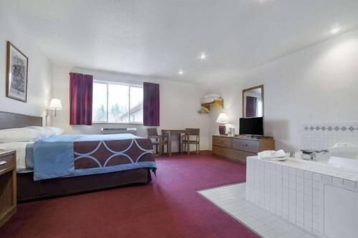 Blackout drapes, free cribs/infant beds, rollaway beds, free WiFi