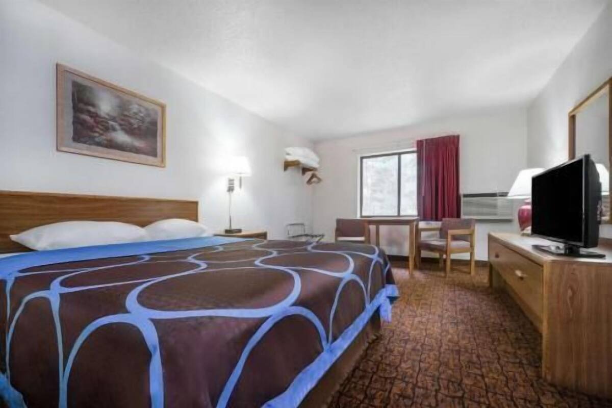 Blackout drapes, free cribs/infant beds, rollaway beds, free WiFi