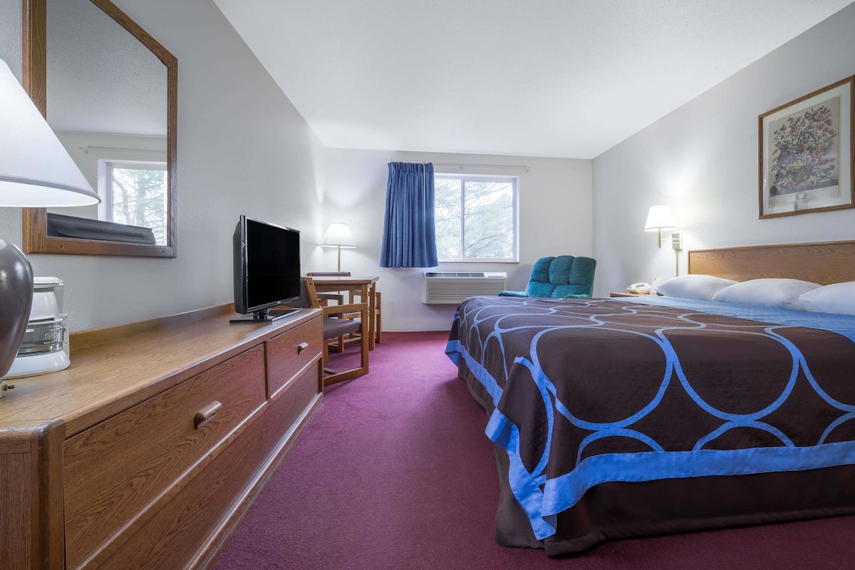 Standard Room, 1 King Bed | Blackout drapes, free cribs/infant beds, rollaway beds, free WiFi