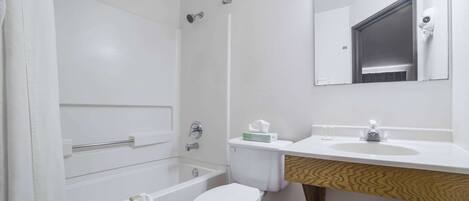 Casa de banho com banheira, sanita e lavatório.