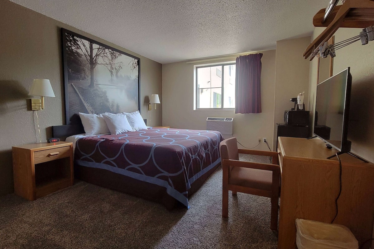 Room, 1 King Bed, Non Smoking | Blackout drapes, free cribs/infant beds, free WiFi, bed sheets