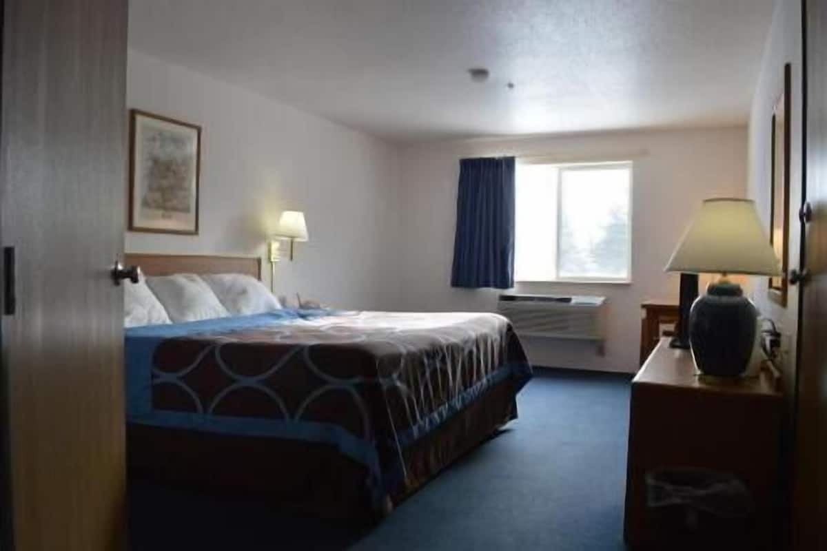 Blackout drapes, free cribs/infant beds, rollaway beds, free WiFi