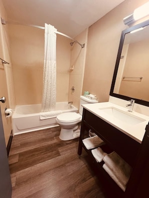 Standardzimmer, 2 Doppelbetten, Nichtraucher | Badezimmer