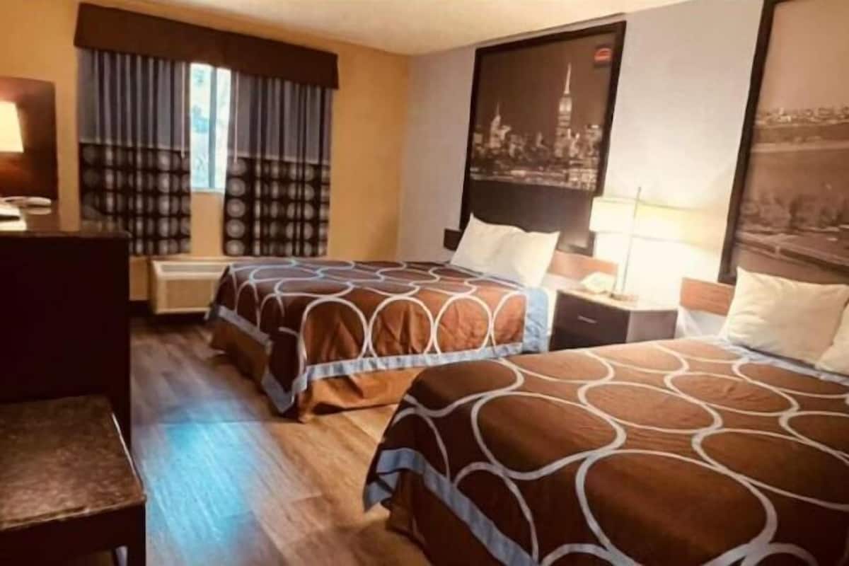 Een bureau, een strijkplank/strijkijzer, gratis wifi, beddengoed