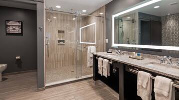 Suite, 1 King-Bett, Balkon, Flussblick (with Sofabed) | Badezimmer | Kostenlose Toilettenartikel, Haartrockner, Handtücher, Seife