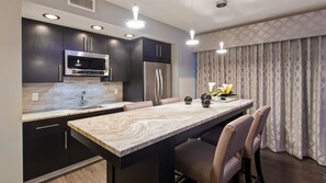 Phòng Suite, 1 giường cỡ king, ban công, quang cảnh sông (with Sofabed) | Màn/rèm cản sáng, bàn ủi/dụng cụ ủi quần áo 