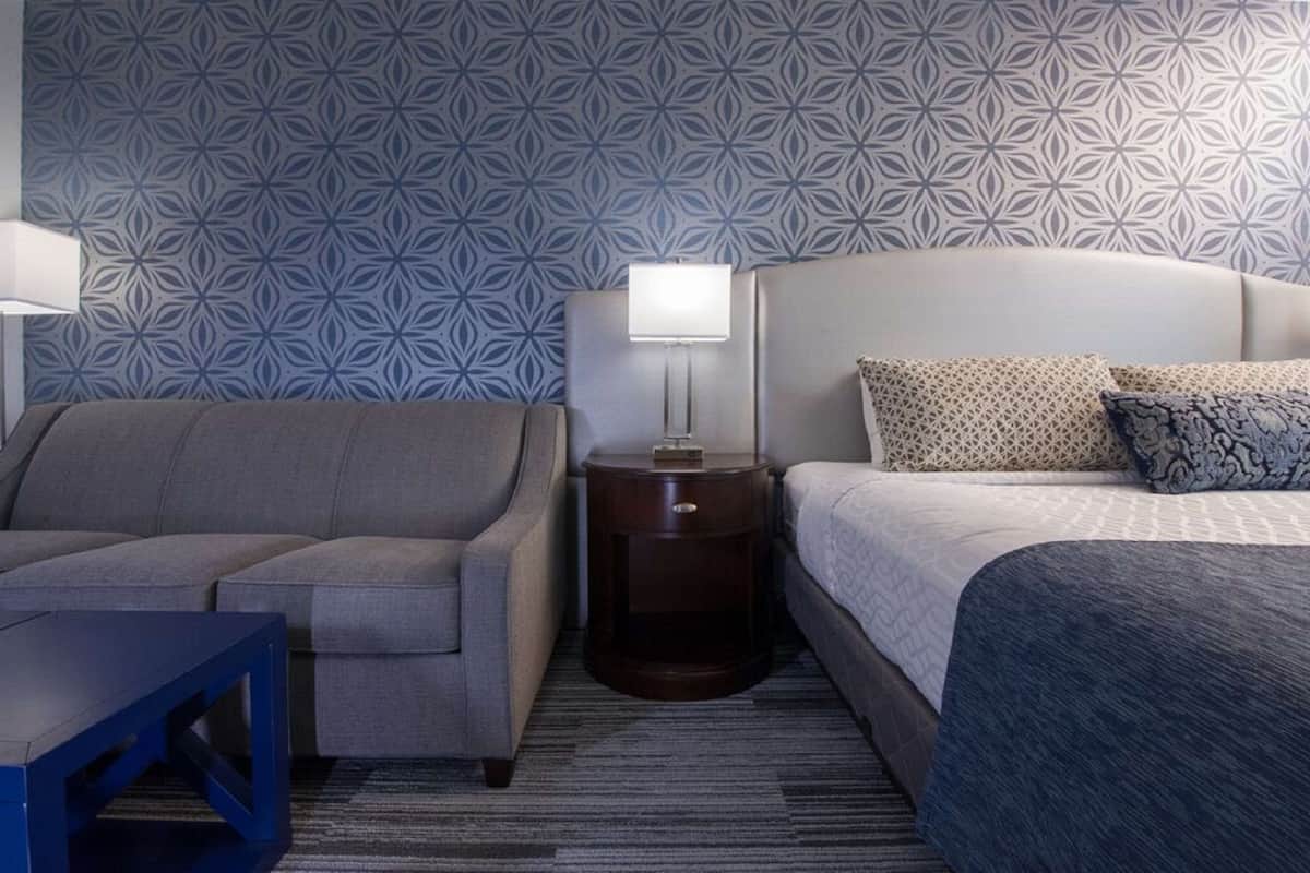 Standardzimmer, 1 King-Bett, Nichtraucher (Larger Room;with Sofabed)