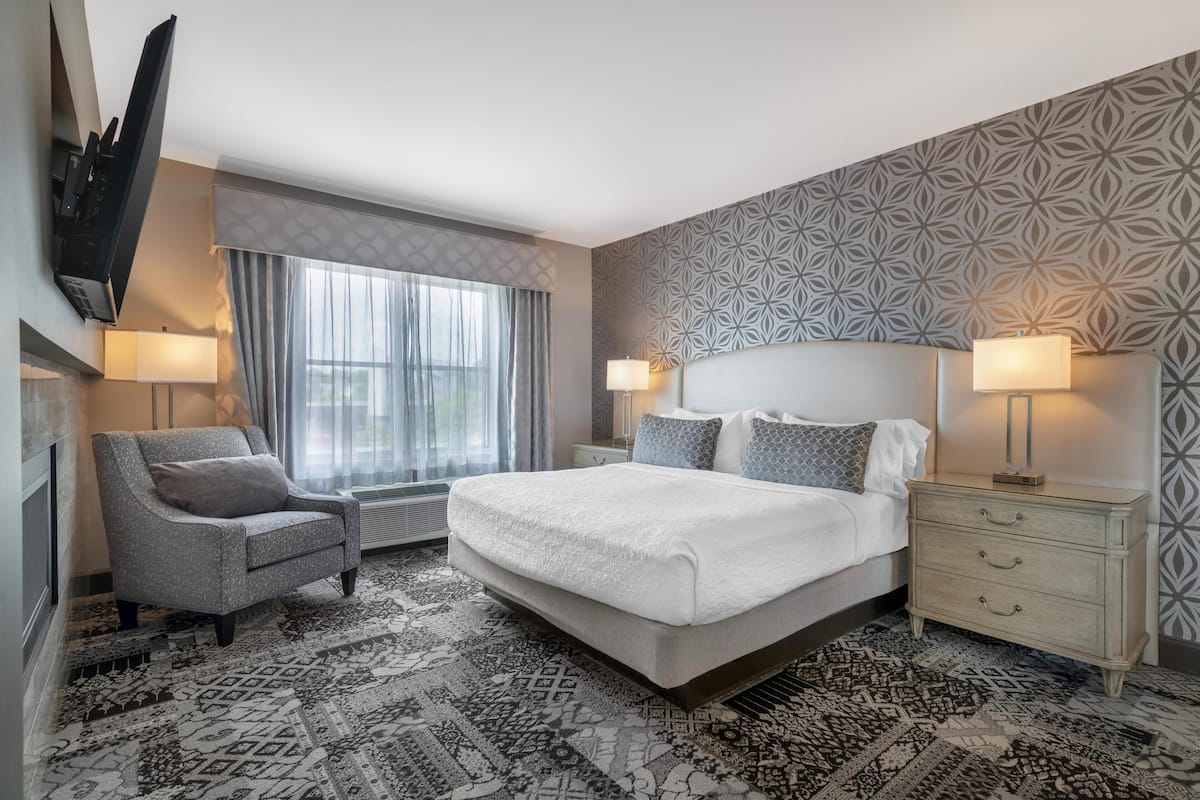 Suite, 1 King Bed, Balcony, River View (with Sofabed)