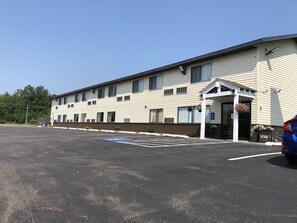 Front of property - AmeriVu Inn (Park Falls)