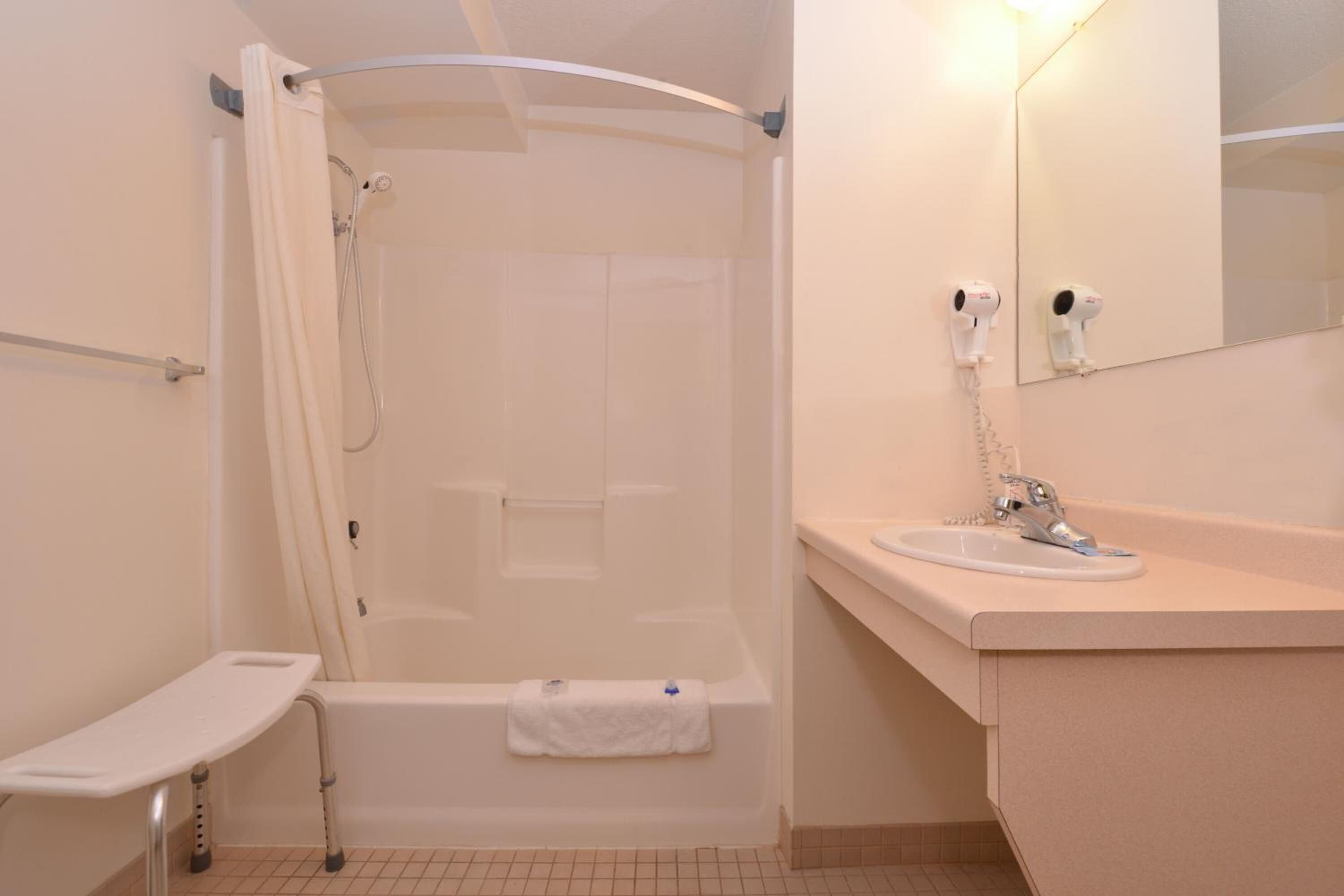 淋浴设施、免费洗浴用品、吹风机、毛巾