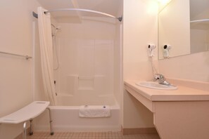 Douche, articles de toilette gratuits, sèche-cheveux