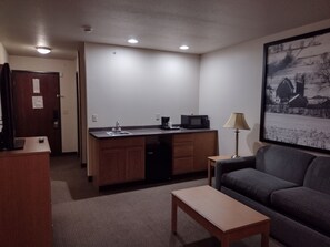 Suite, 1 kingsize bed, koelkast | Woonruimte | Een televisie