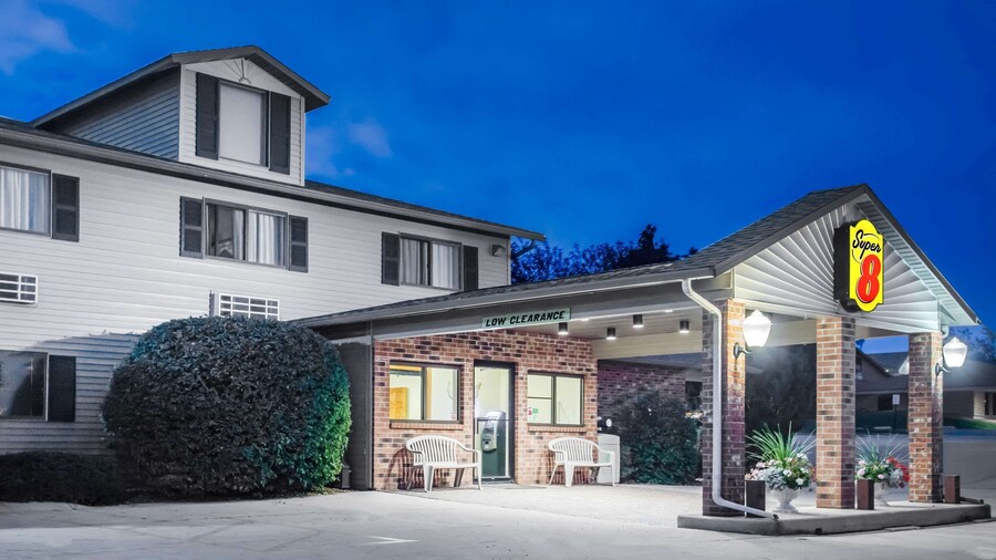 Super 8 by Wyndham Monroe WI